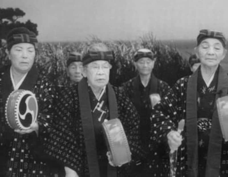 沖縄市広報よりご提供いただいた知花花織を来た女性たちの写真