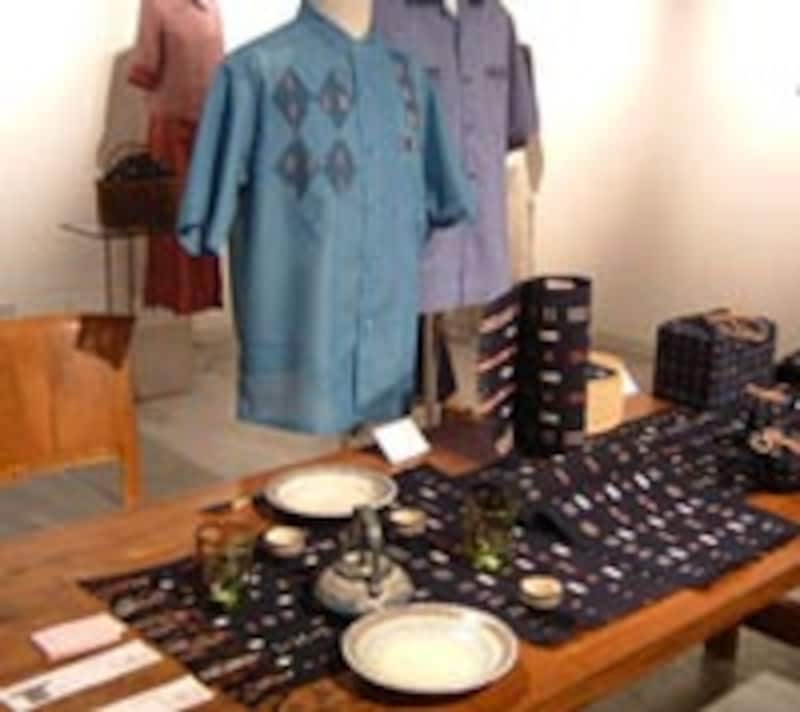 新製品として開発されている知花花織の商品(コザウェブ提供)