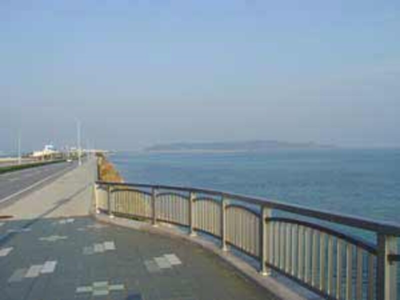 海中道路から浜比嘉島を見る