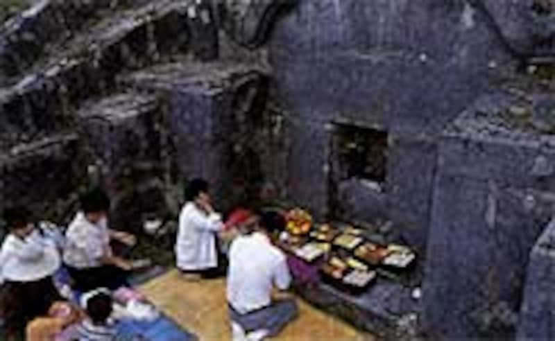 親族一同がお墓の前に集まる清明祭