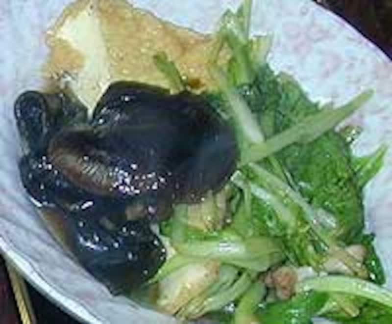 沖縄のおでんには必ず青菜が入っています