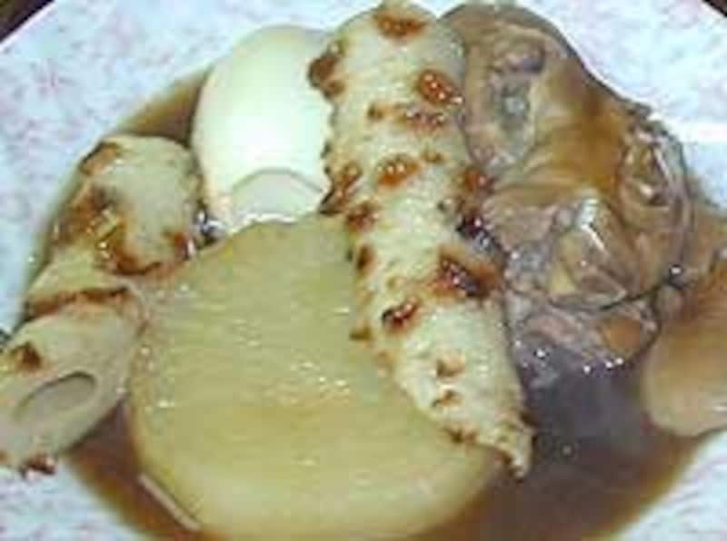 柔らかく煮込んだテビチの入った沖縄おでん