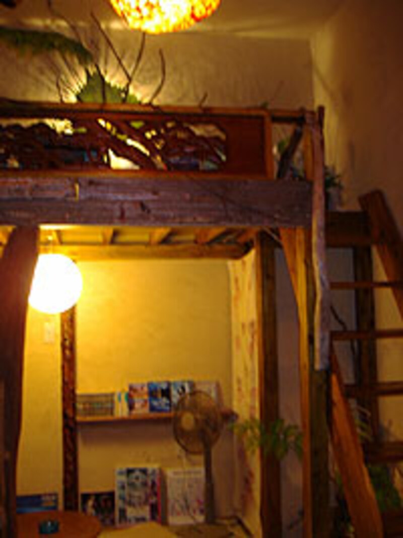 那覇のカフェバーMoon Bow