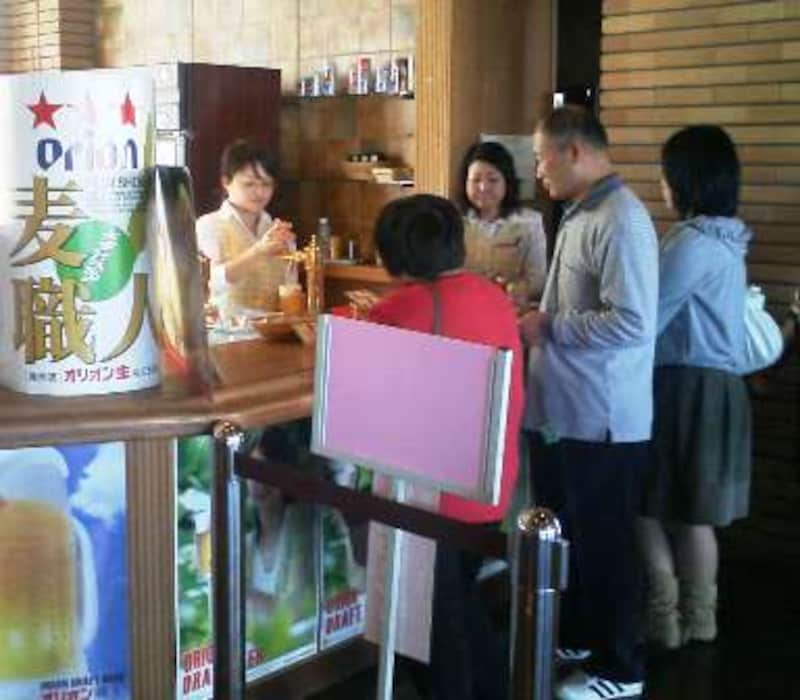 オリオンビール名護工場でビールを飲む