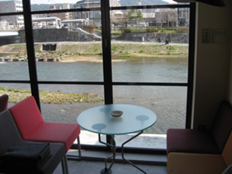 鴨川沿いをゆるりと散歩をしながら、カフェ