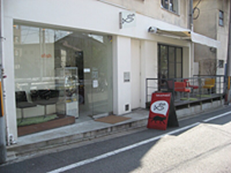 鴨川沿いをゆるりと散歩をしながら、カフェ