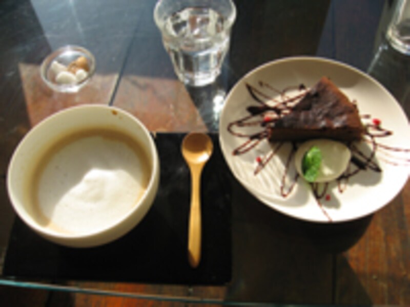 鴨川沿いをゆるりと散歩をしながら、カフェ