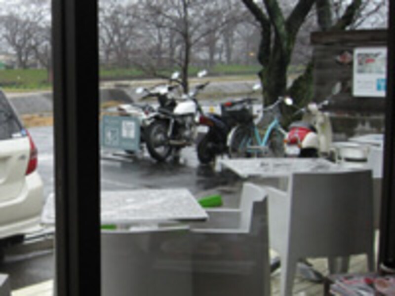 鴨川沿いをゆるりと散歩をしながら、カフェ