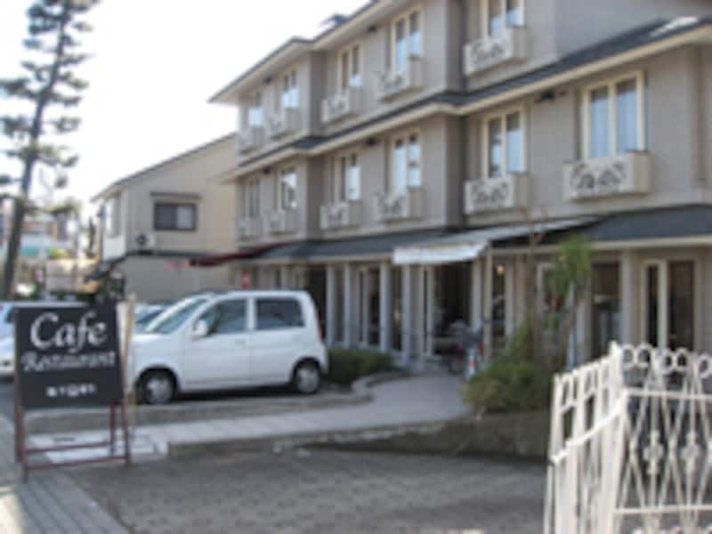 鴨川沿いをゆるりと散歩をしながら、カフェ