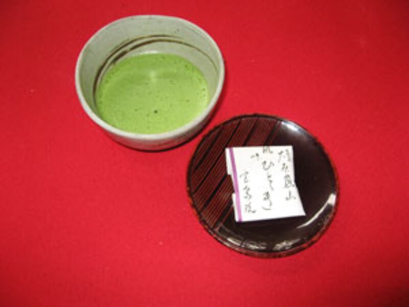 紅葉をお抹茶とお菓子で