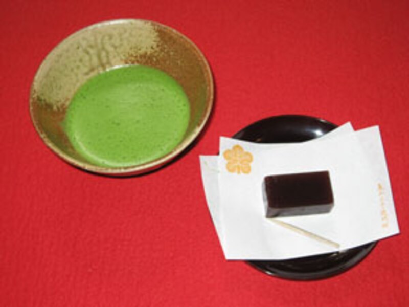 紅葉をお抹茶とお菓子で