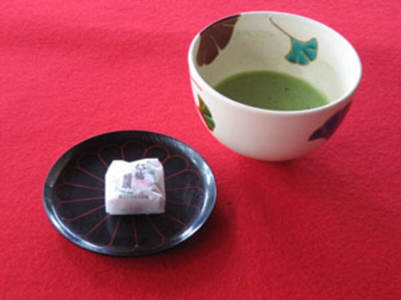 紅葉をお抹茶とお菓子で