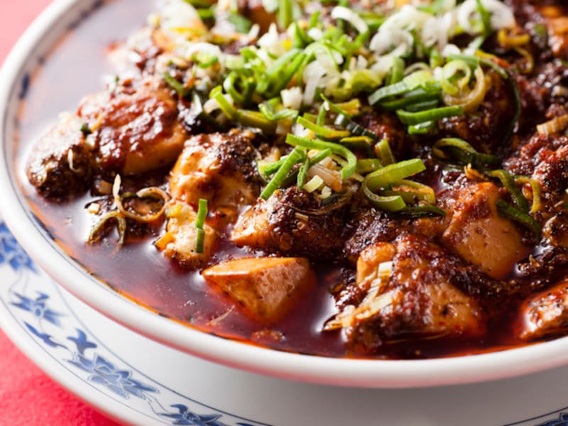 中国語で「本場の麻婆豆腐」という意味の「正宗(まさむね)麻婆豆腐(1600円)」(撮影:小林恵介)