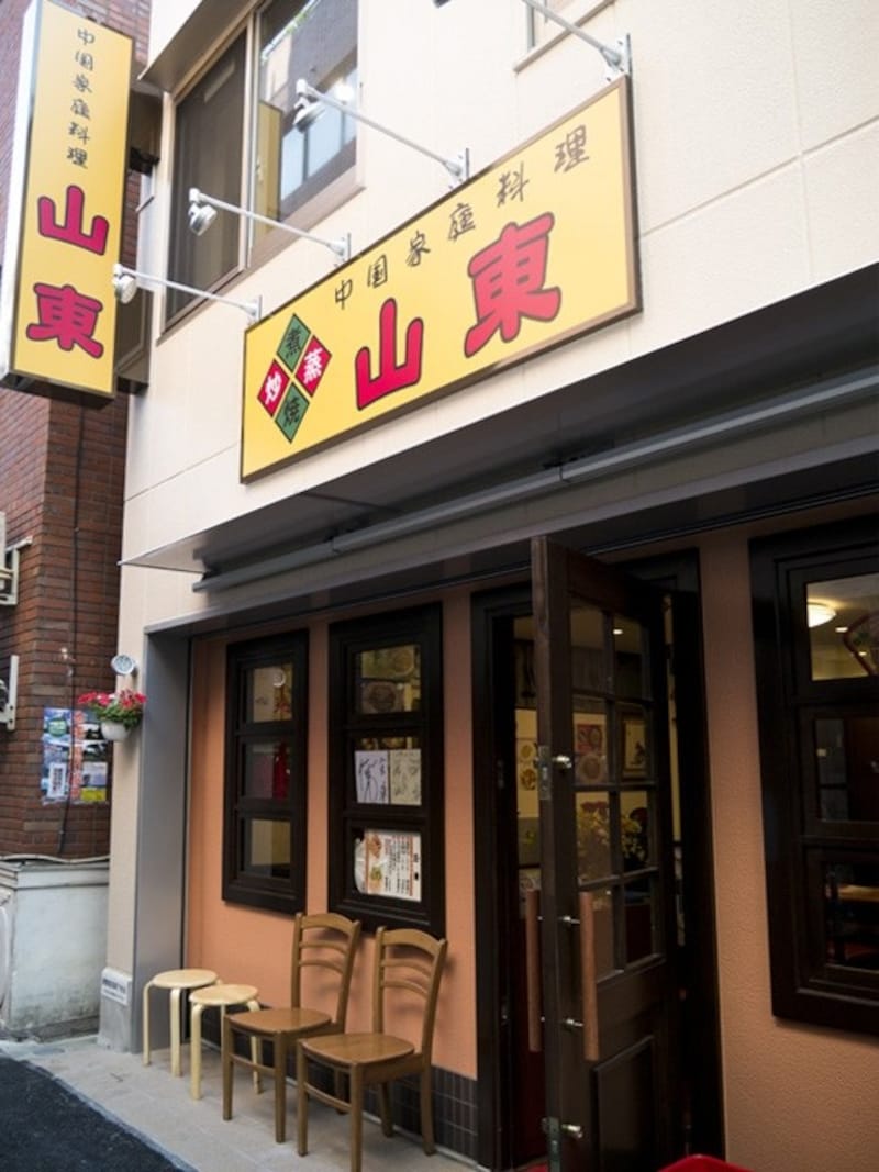 中華街大通りと広東道の間に見える、黄色看板が目印(2014年5月16日撮影)