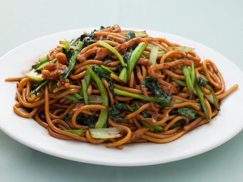 萬来亭の一番人気、上海やきそば(860円)。自家製の太麺を使った焼きそばは、食べ応えあり(撮影:小林恵介)