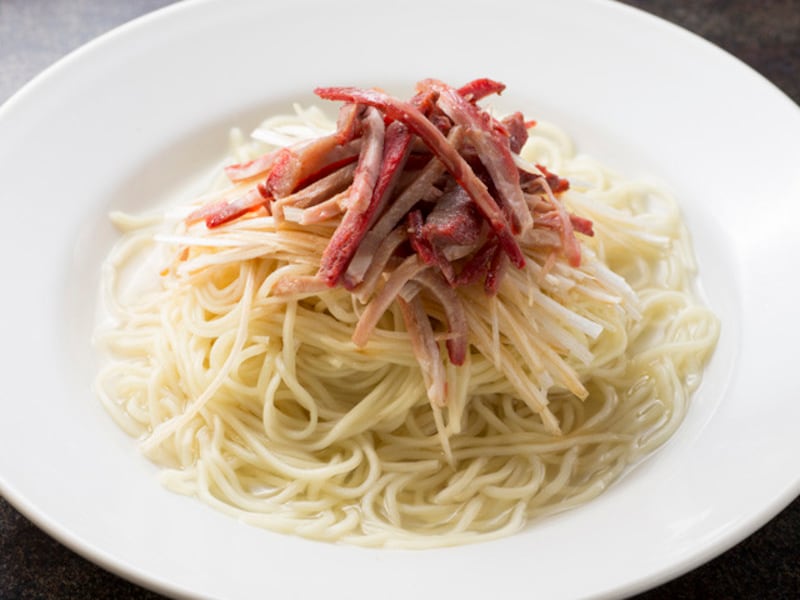 創業当時からあるメニュー、汁なしネギそば(干労麺:コンローメン、735円)。ひたひたのスープにつかっていて、よく混ぜていただきます(撮影:小林恵介)