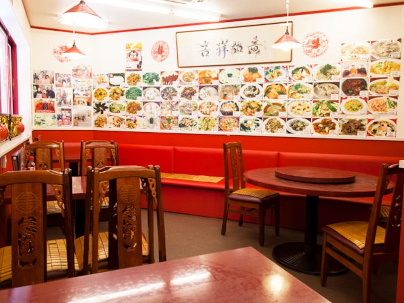 メニューのほか、有名人の写真がたくさん！ にぎやかな上海の屋台の雰囲気（撮影：小林恵介）