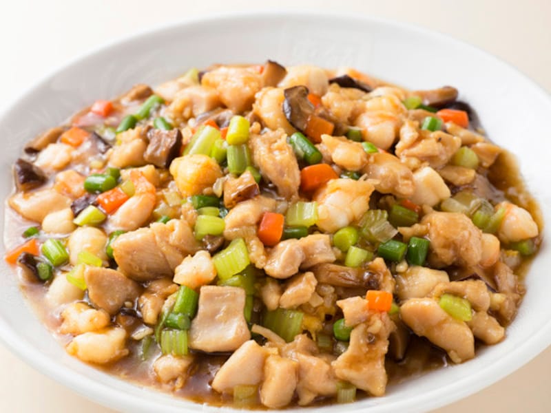 子どもでも食べやすい、一口サイズにカットされた具材の下には、ぱらぱらのチャーハンが隠れています。東光飯店の看板メニュー、東光チャーハン（1080円）（撮影：小林恵介）