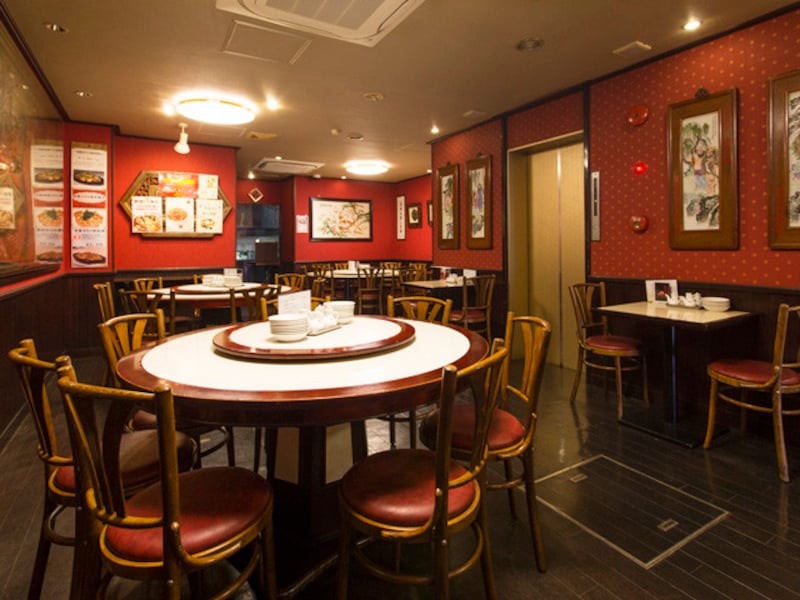 東光飯店本館の内観。中華街らしい、赤を基調としたインテリア&円卓（撮影：小林恵介）