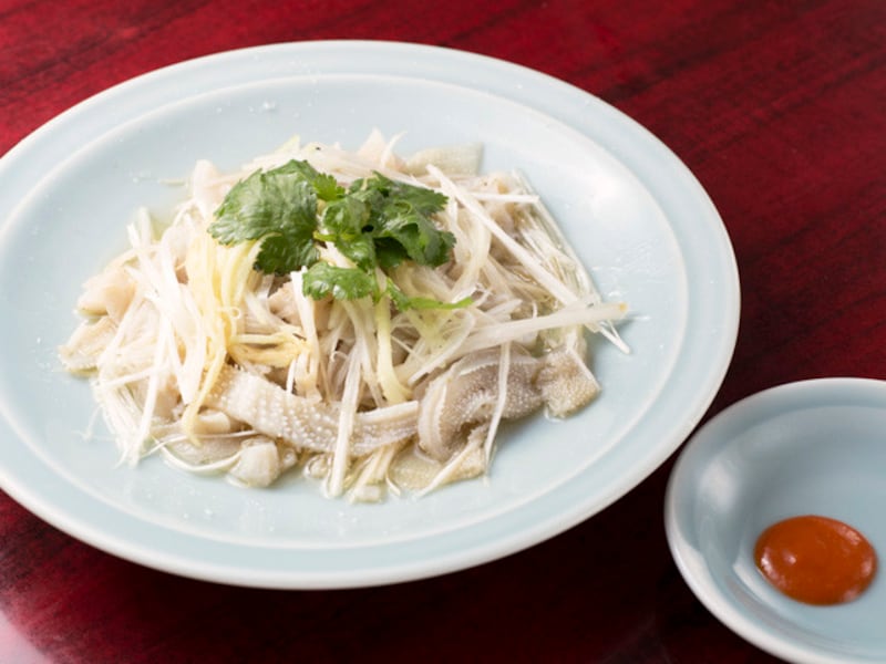 楽園のモツ料理でおすすめなのが、牛モツ（センマイ）のネギショウガ和え（1500円）。新鮮で手間ひまかけて下ごしらえすることで、センマイがこんなに真っ白に！（撮影：小林恵介）