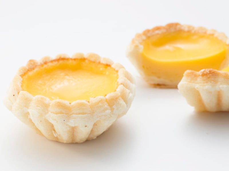 紅棉の一番人気はエッグタルト（180円）。「安心・安全・おいしい」お菓子を提供したいと、できる限り新鮮な材料を使い、添加物は控え、手作りにこだわっている（撮影：小林恵介）