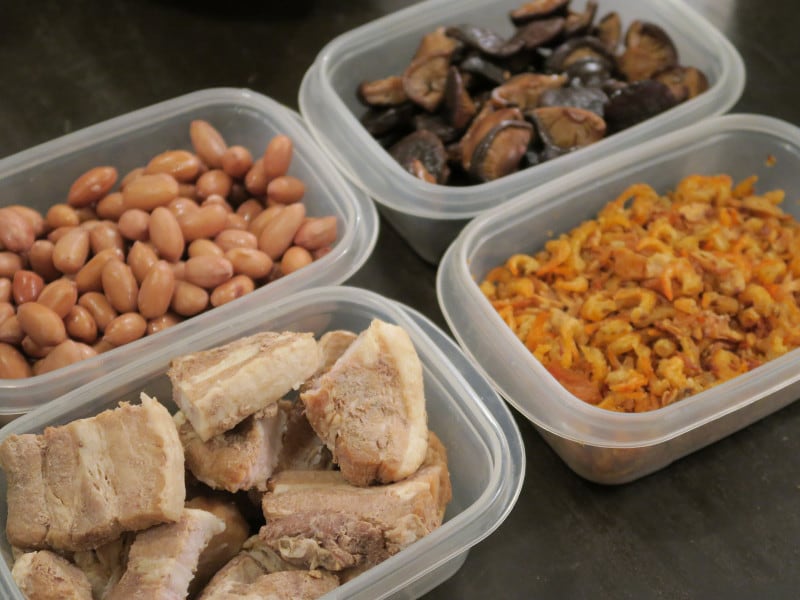 別々に下ごしらえをした4種の具材（豚の角煮・シイタケ・干しエビ・ゆでピーナッツ）がたっぷり入っています（2015年10月9日撮影）