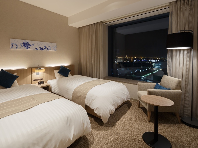 ベイサイドのお部屋からはみなとみらいの夜景を一望できます。画像のスーペリアツインは、お風呂、トイレ、洗面台がそれぞれ独立していて「使いやすい」と好評（画像提供：ホテル ビスタプレミオ横浜）