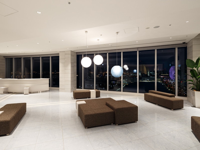 フロントは最上階となる20階に。チェックインの際、その眺望の良さに驚くこと、間違いなし（画像提供：ホテル ビスタプレミオ横浜）