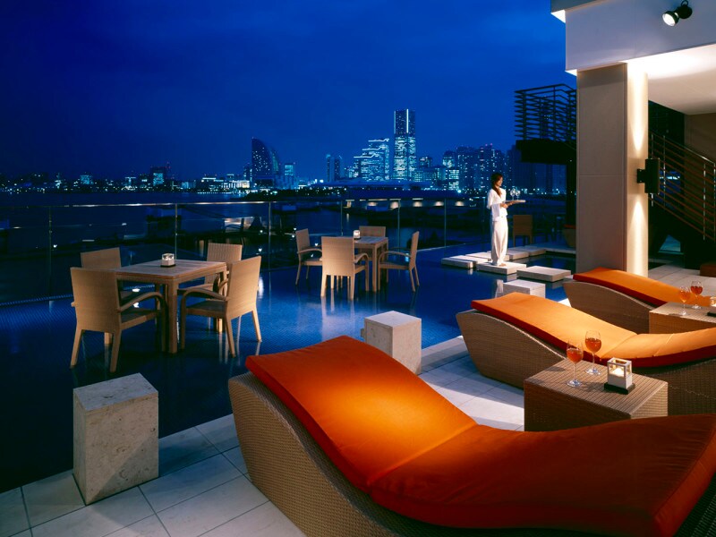 みなとみらいの夜景が一望できる展望テラス。ここでは岩盤浴や遠赤ドームで火照った体をクールダウンできます（画像提供：インスパ横浜）
