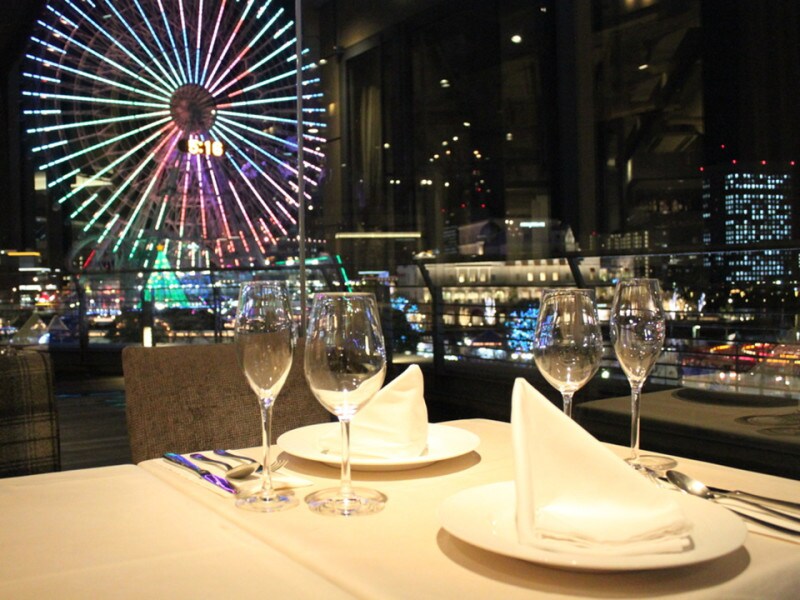 夜景をのぞむ窓側席はデートにおすすめ（画像提供：24/7restaurant）