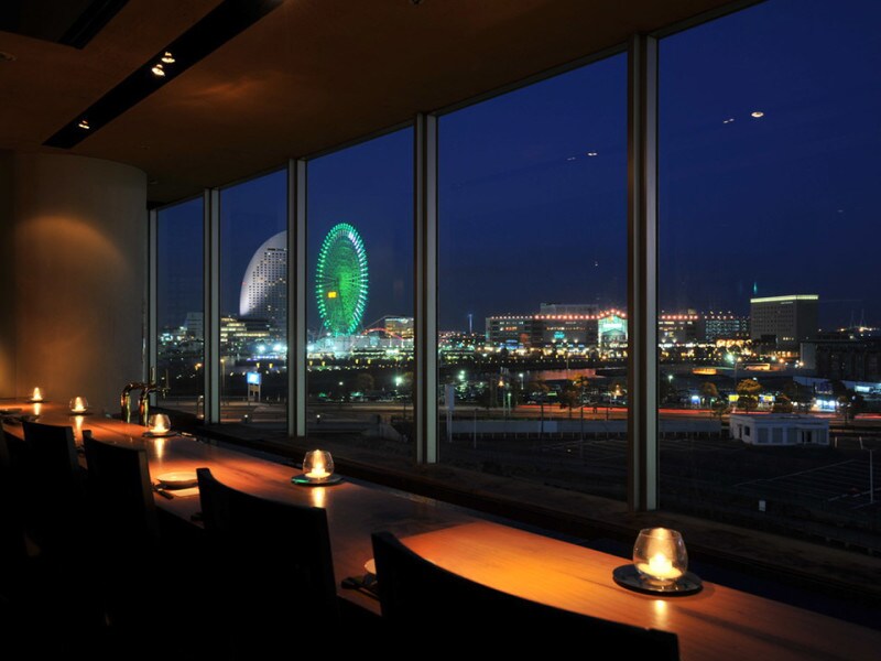 カップルに人気のカウンター席からはみなとみらいの夜景を一望（画像提供：千の庭 HANARE 桜木町店）