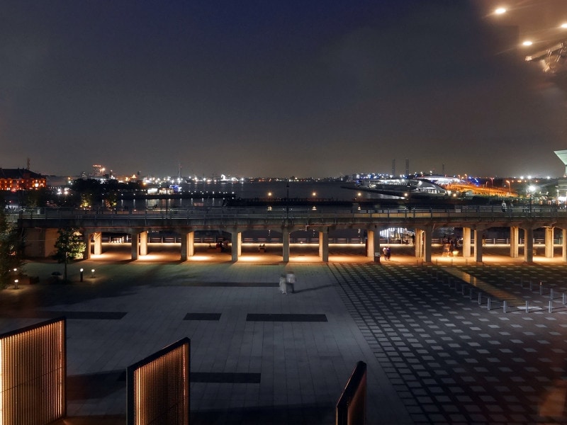 象の鼻パークに面したレトロビル。窓からは横浜港の景色が広がります（2018年9月16日撮影）