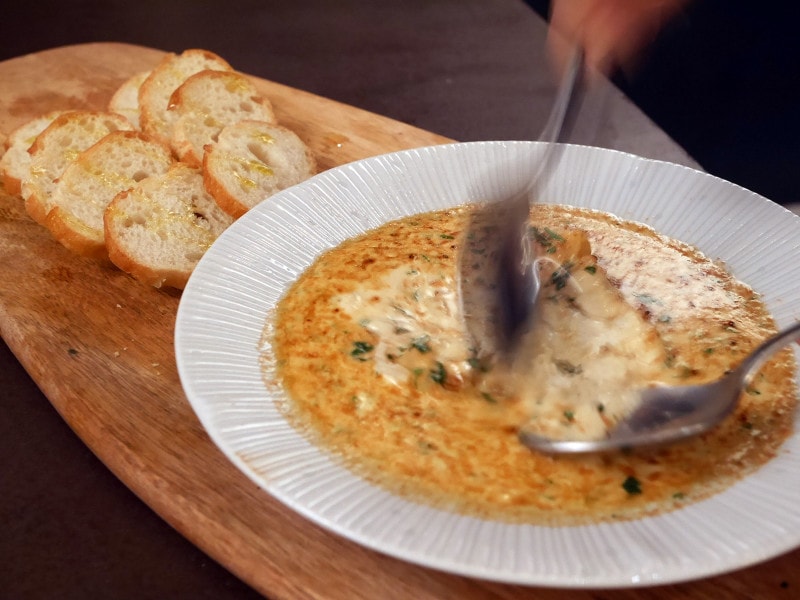 「本日の鮮魚のグラタン～ツナサンドのイメージで～（1600円）」はスタッフが魚をほぐしてくれる、珍しいスタイル（2018年9月16日撮影）