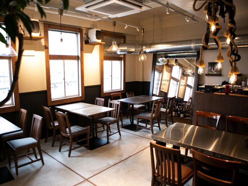 窓側のテーブルは予約時に指定しておくと確実に座れます（画像提供：Bay Side Bistro 1-1 & The Rooftop）