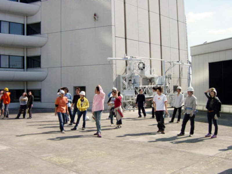 再び浮上した巨大バッタを見上げる、バッタチームの面々(2001年9月23日撮影)