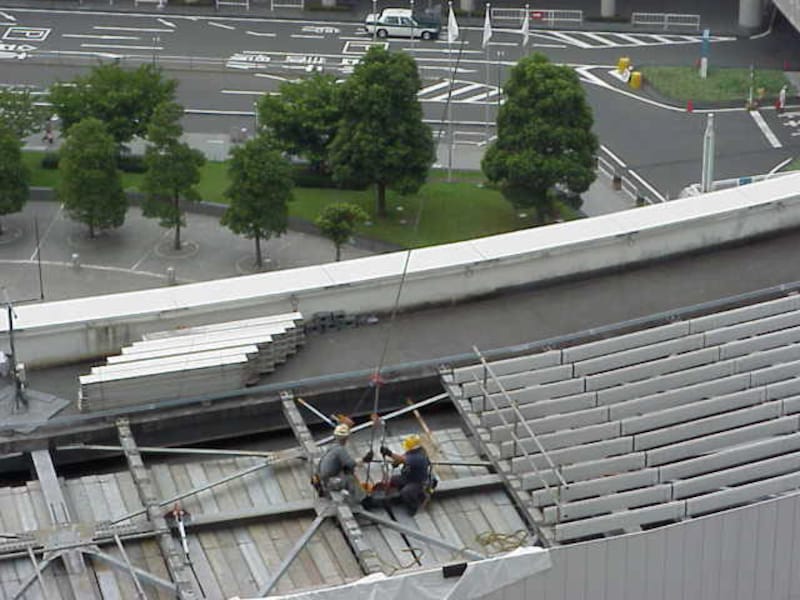 インターコンチ屋上でのワイヤー工事のようす（写真提供：パシフィコ横浜 施設サービス部施設課）