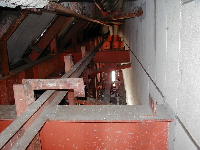 工事関係者がレストランを通らないよう、狭い裏ルートが使われた。奧の光っている穴から向こう側へワイヤーが出ていく（写真提供：戸田建設横浜支店 建築部技術課）