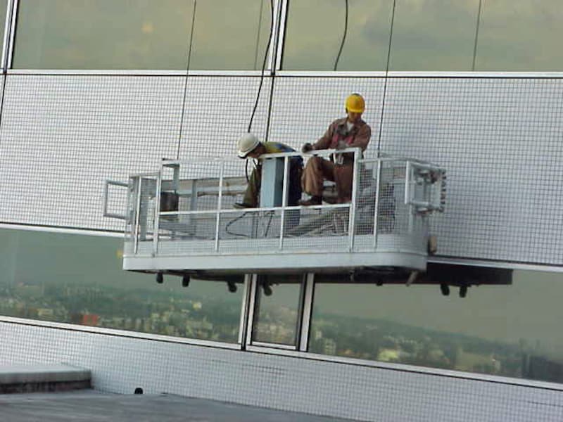 清掃用のゴンドラで1日1本ずつワイヤーを運ぶ（写真提供：パシフィコ横浜 施設サービス部施設課）