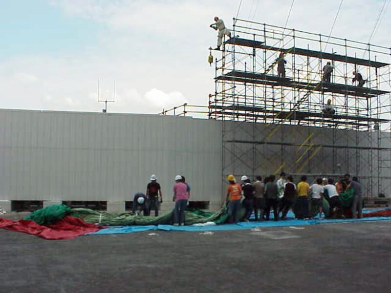 7階広場で作業する、学生ボランティアたち（写真提供：パシフィコ横浜 施設サービス部施設課）