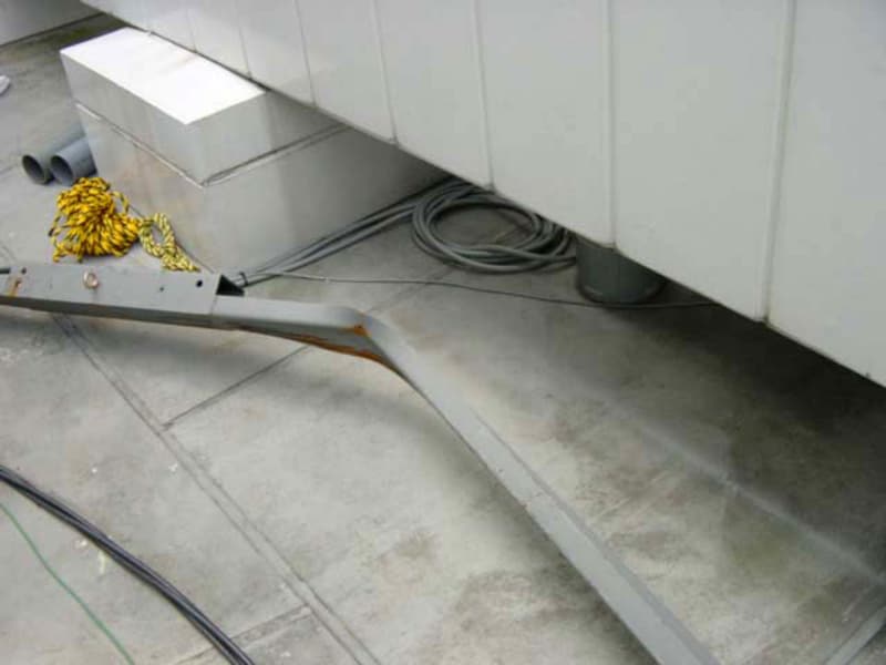 バルーンは、80kgもある鉄骨が折れ曲がるほど強い風圧を受けていた!(2001年9月19日撮影)