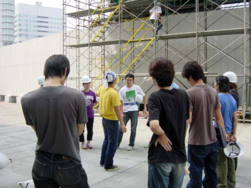 黄色いシャツ:中野くん、白いシャツ:小松くん。2人を中心にして作業が行われた(2001年9月19日撮影)