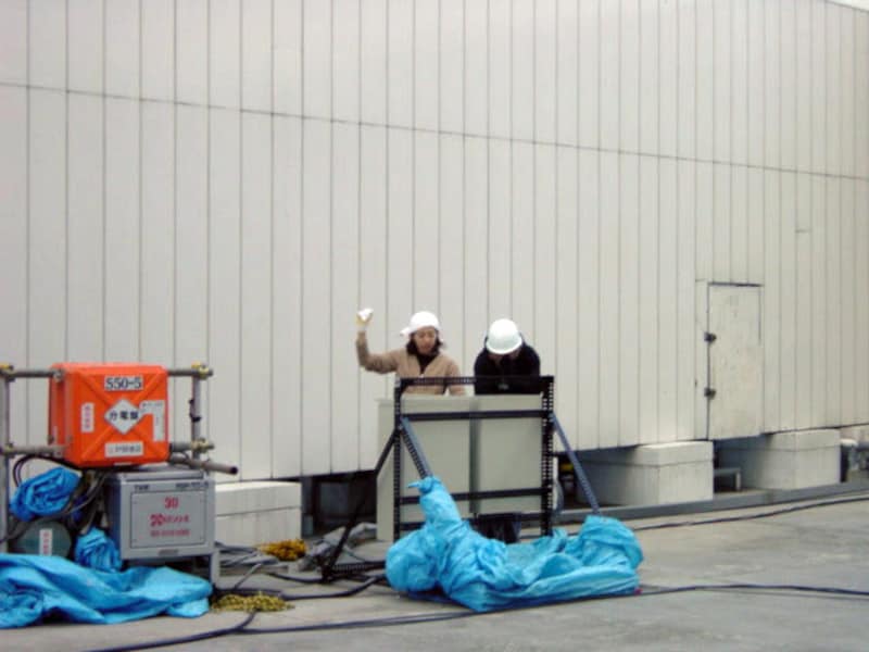 写真左:椎野さん。演劇で鍛えた大きな声を出して指示する(2001年9月19日撮影)