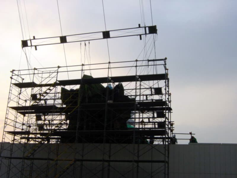 再浮上の作業2日目。夕暮れとともに作業を終える(2001年9月20日撮影)