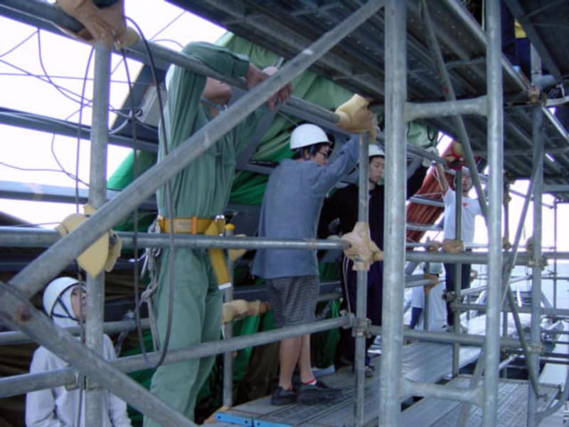 悪天候の中、作業を進める学生ボランティアたち(2001年9月20日撮影)