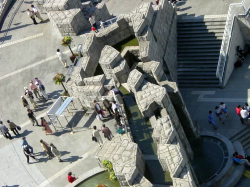 バッタの姿を見ようと、インターコンチの下から作業を見守る人たち(2001年9月23日撮影)