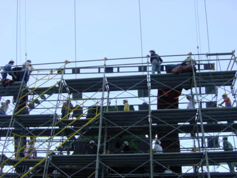 慎重に慎重に、確認しながら作業が進む(2001年9月23日撮影)