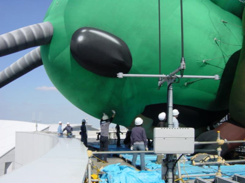 緑の布の塊だったバルーンがふくらんで、かわいい顔が登場!(2001年9月23日撮影)