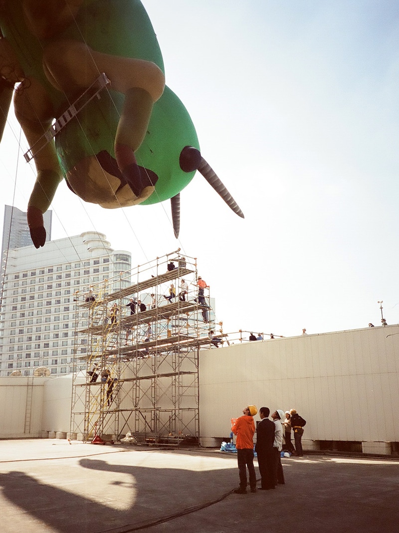 だんだんとふくらんで、その姿を現す、巨大バッタバルーン(2001年9月23日撮影)