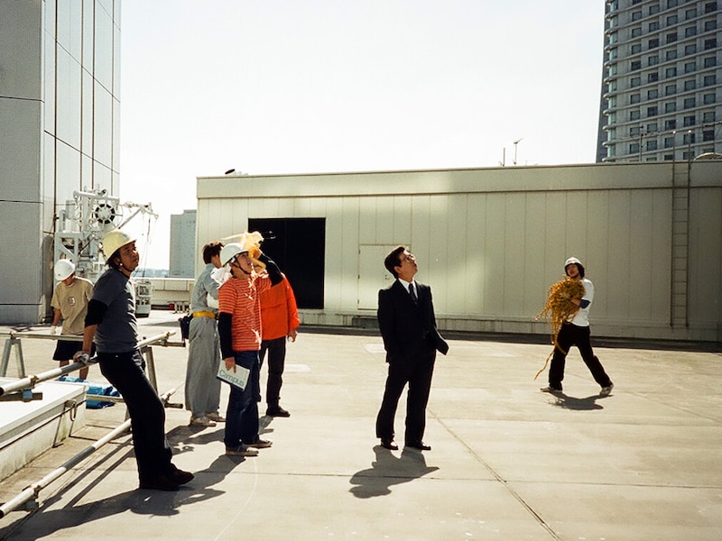 バッタに関わった大人たちも、子どものような顔でバッタを見つめる(2001年9月23日撮影)