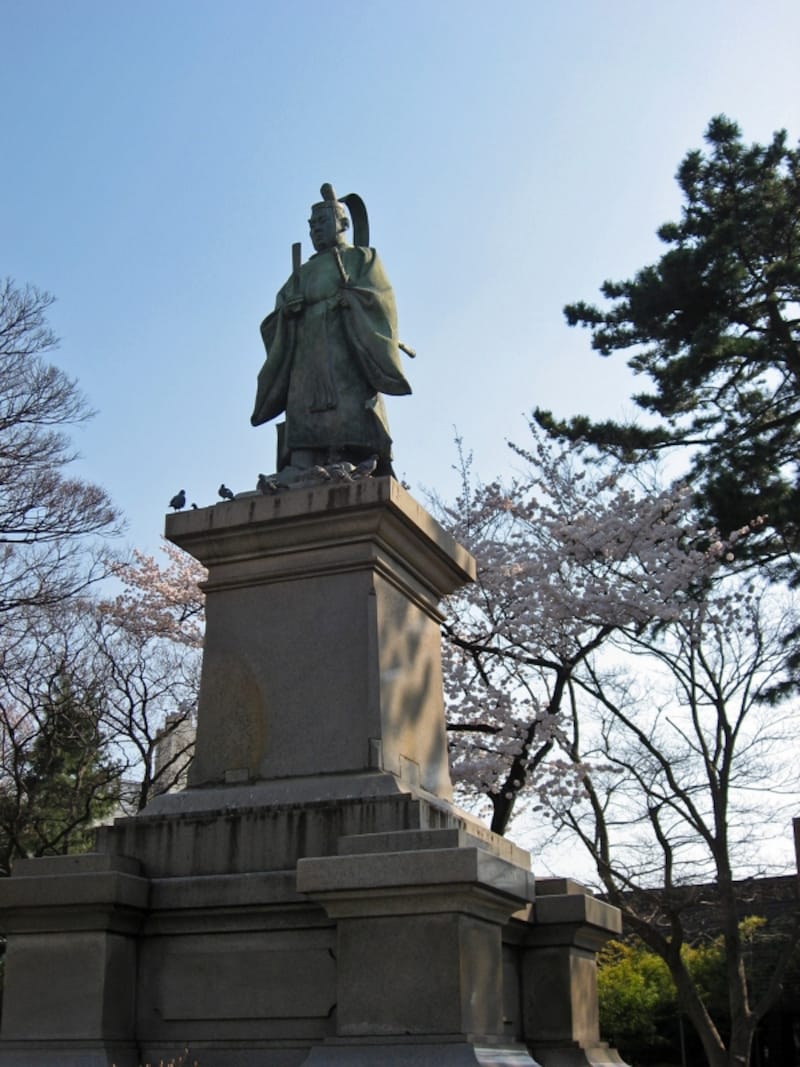 井伊直弼の像もサクラに囲まれて華やか(2012年4月9日撮影)